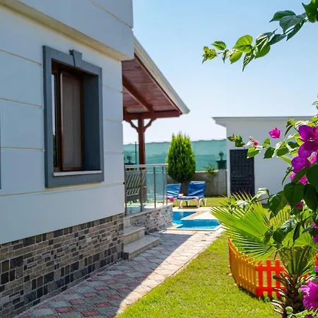 Kardelen Vila *